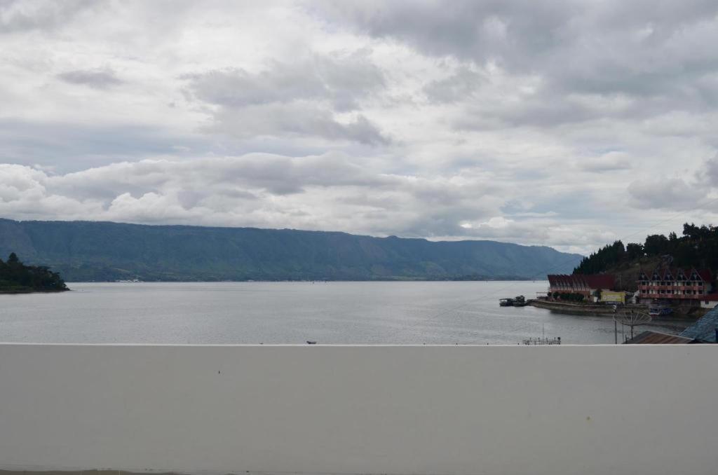 Opriss Hotel Parapat Esterno foto