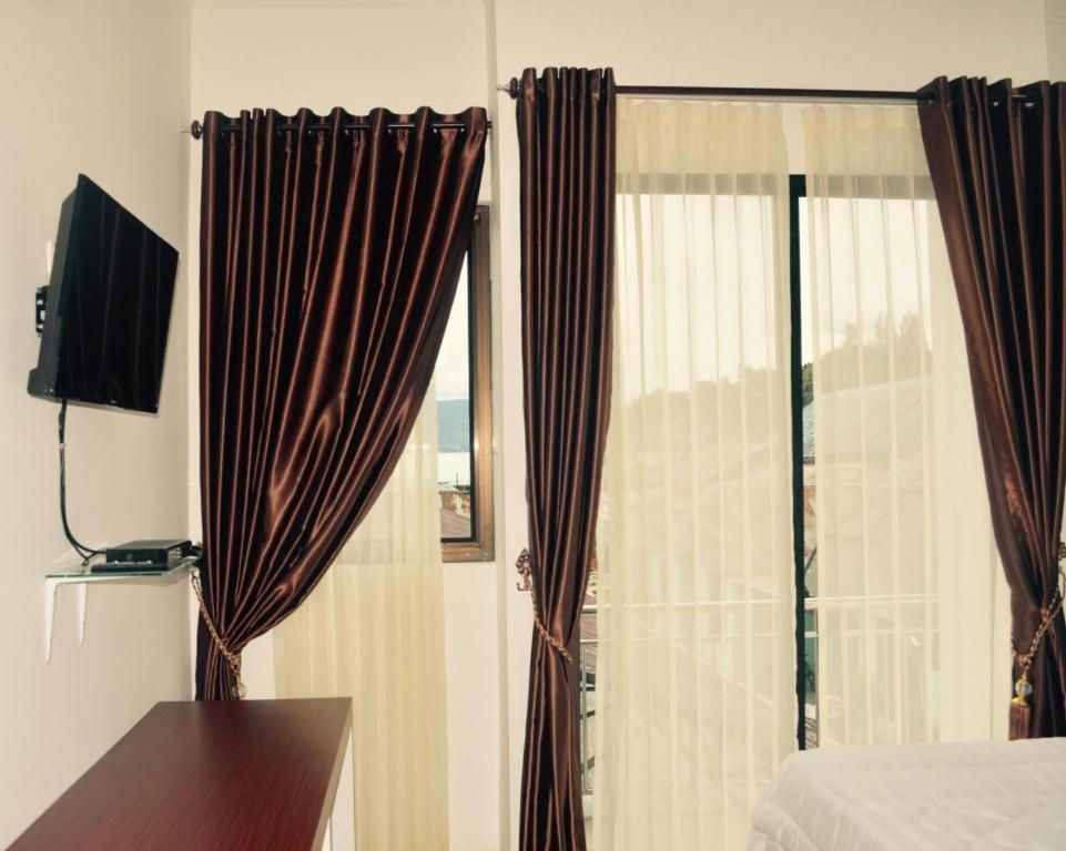 Opriss Hotel Parapat Esterno foto