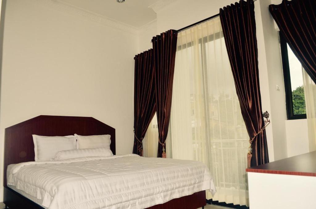 Opriss Hotel Parapat Esterno foto