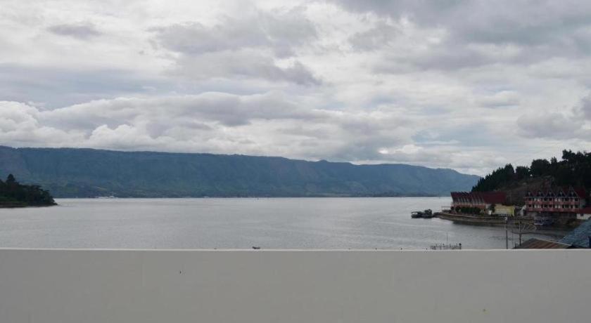 Opriss Hotel Parapat Esterno foto