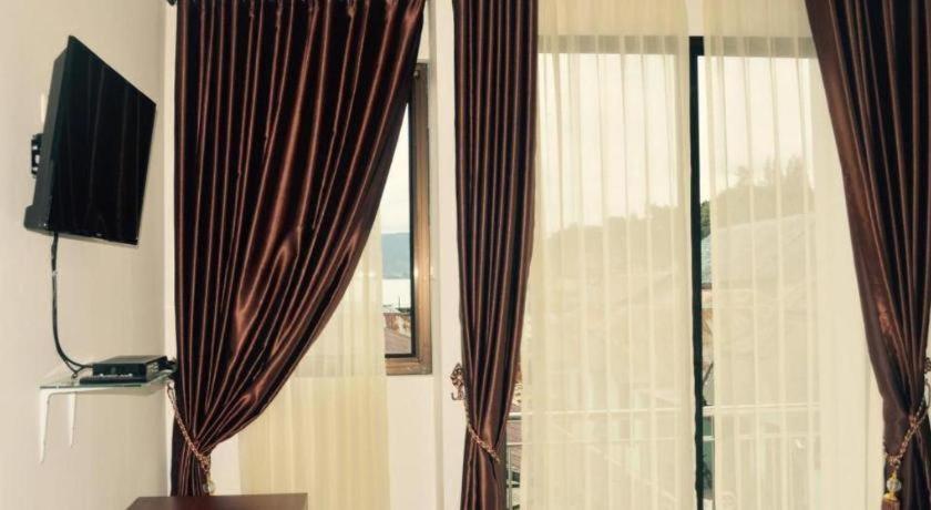 Opriss Hotel Parapat Esterno foto