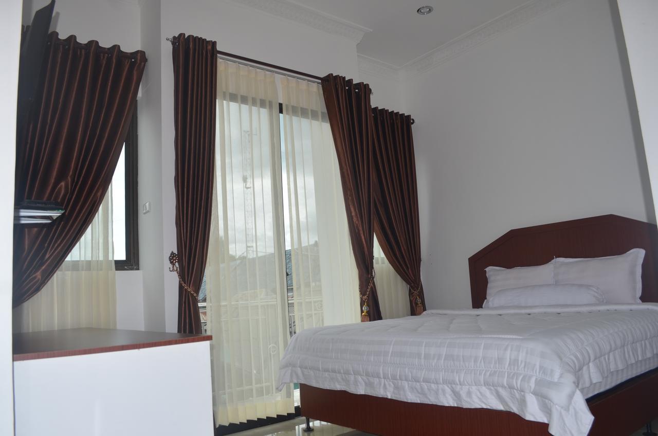 Opriss Hotel Parapat Esterno foto