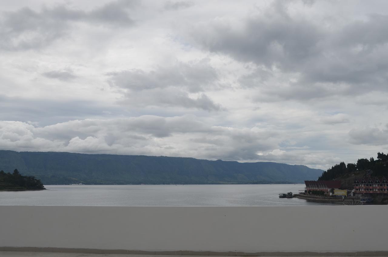 Opriss Hotel Parapat Esterno foto